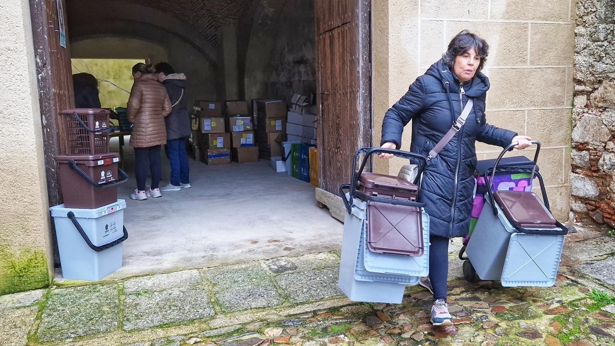 Recinto en la plaza de Caldereros donde este domingo han acudido los vecinos para recoger contenedores y bolsas de última hora.