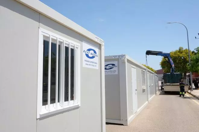 Instalan casetas prefabricadas en la puerta del parque de bomberos para instalar a los okupas de la cárcel