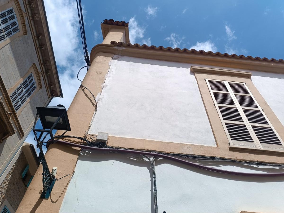 La aparición de nuevas grietas pone en duda la estabilidad de la estructura del teatro Defensora Sollerense La aparición de nuevas grietas pone en duda la estabilidad de la estructura del teatro Defensora Sollerense