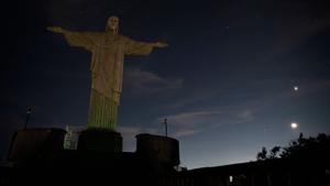 Fotogalería: la estatua del Cristo Redentor de Río de Janeiro, a oscuras en solidaridad con Vinícius