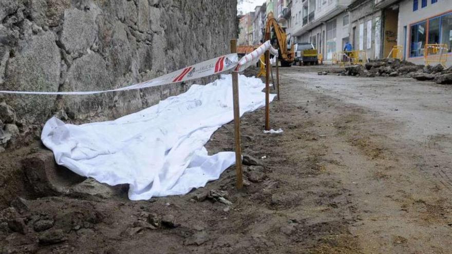 La canalización de piedra hallada en Vista Alegre está cubierta mientras no termina la obra. // Noé Parga