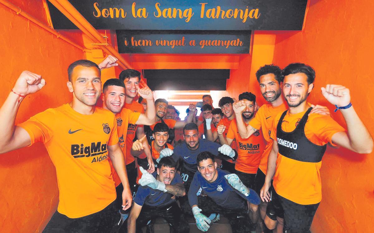 Los jugadores del Torrent posan para las cámaras de SUPER en la previa del partido ante el Talavera