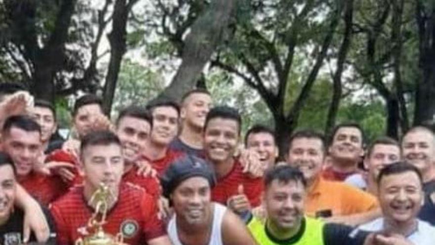 Ronaldinho gana un torneo en la cárcel de Paraguay