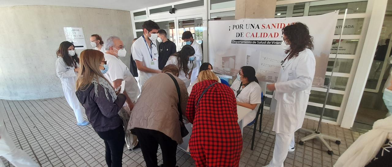 Recogida de firmas en el Hospital de Vinaròs para exigir mantener los contratos covid.