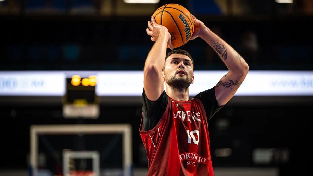 Lukas Uleckas lanza un tiro libre la temporada pasada.