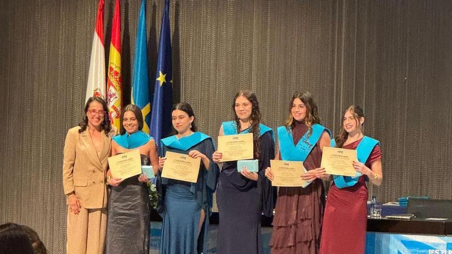 El instituto gijonés El Piles se rinde a sus estudiantes en una musical graduación