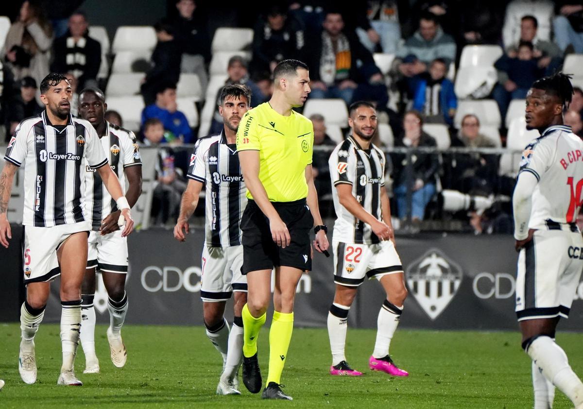Los jugadores del Castellón rodean al árbitro ante el Racing.