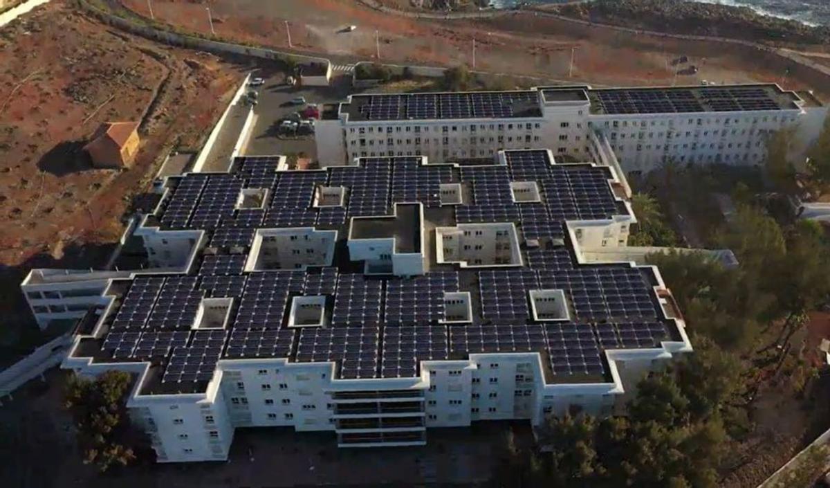 Planta fotovoltaica en las azoteas del Centro de Mayores de Taliarte. | | LP/DLP