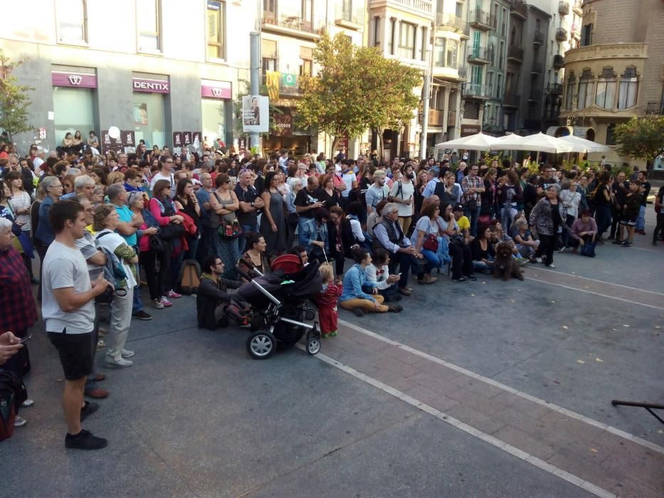 La plaça de Sant Domènec de Manresa, plena per escoltar el discurs de Puigdemont.