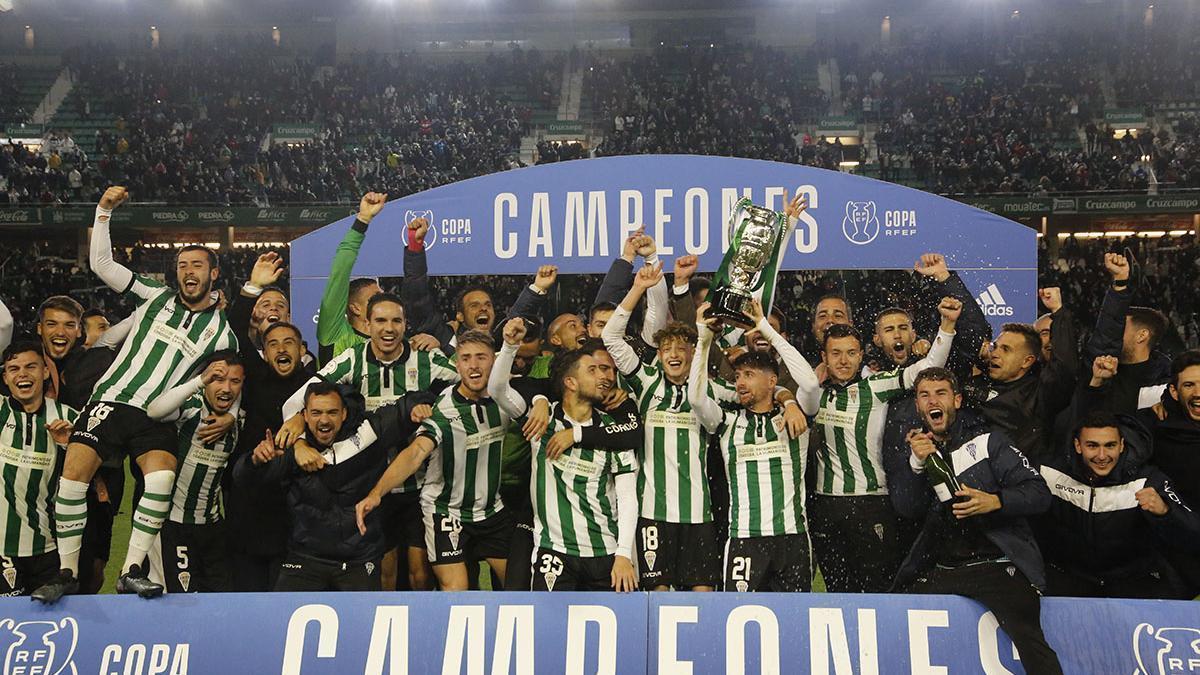 El Córdoba CF celebra la conquista de la Copa RFEF en El Arcángel.