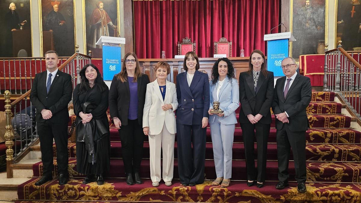 Lara Romero y Encar Mifsud, junto a la ministra Diana Morant, la rectora, Mavi Mestre, y los dos valleros que forman parte del Consell de Direcció de la UV