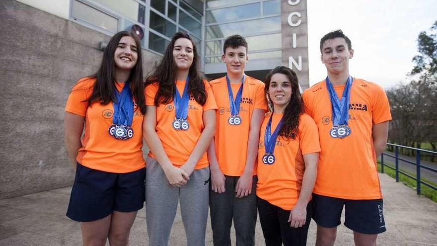 Los cinco jóvenes del Umia posan ante la piscina climatizada de A Estrada con las medallas logradas en el Gallego. // Bernabé/Cris M.V.