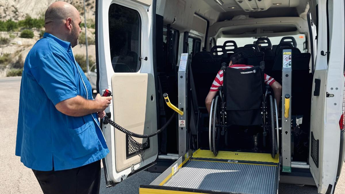 Vehículo adaptado con rampa para personas con movilidad reducida.