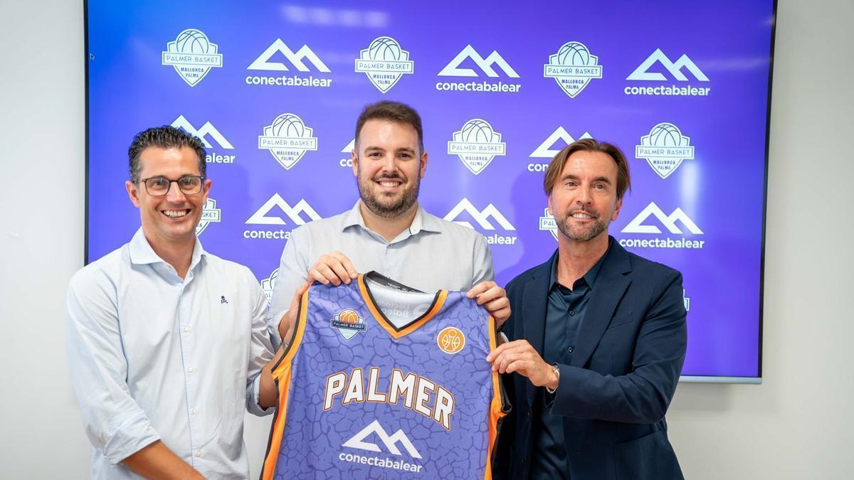 Joan Miquel Durán, CEO de ConectaBalear; íñigo Núñez, entrenador del Palmer y Vicenç Palmer, presidente del club, durante la presentación del técnico.