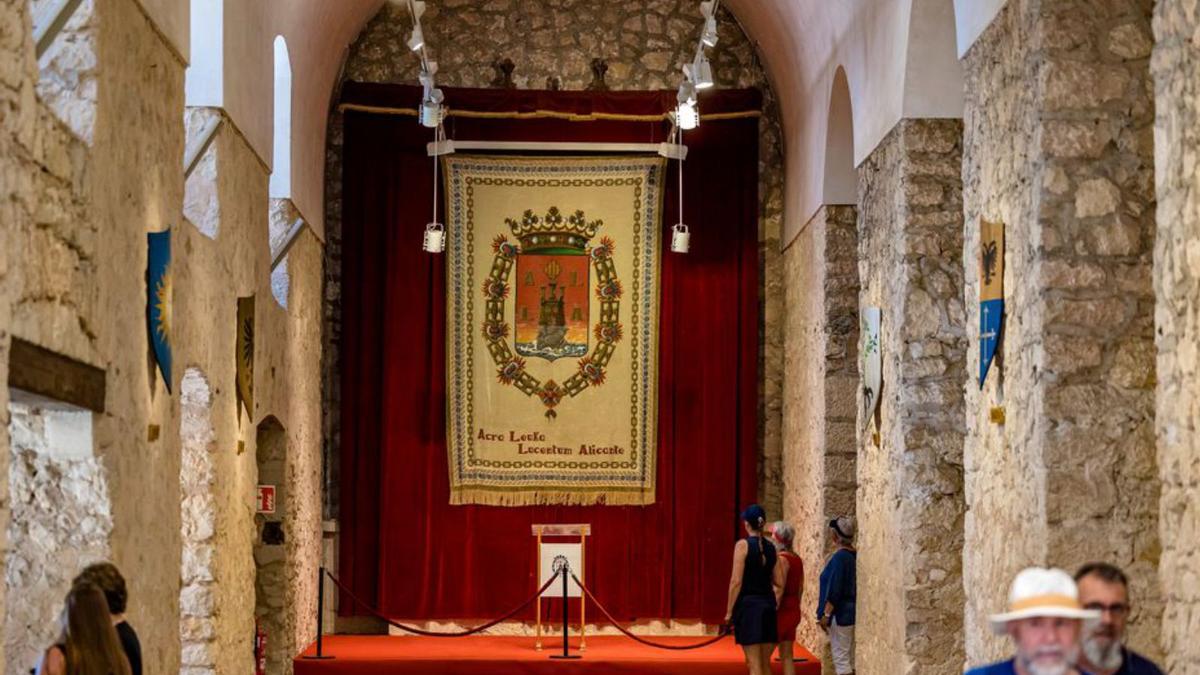 Cortinas que tapan las puertas de una iglesia de Orihuela. | DAVID REVENGA