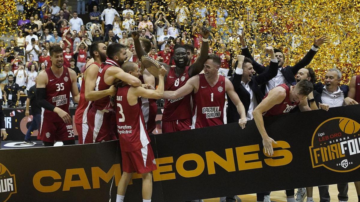 Els jugadors del Bàsquet Girona celebrant l’ascens a l’ACB diumenge passat a Fontajau. | MARC MARTÍ