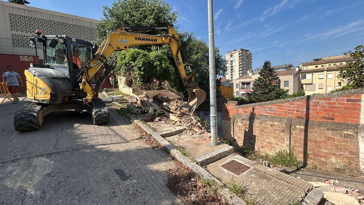 Una excavadora treballant al talús del carrer de Ramon Ferràndiz i M. Bellés.