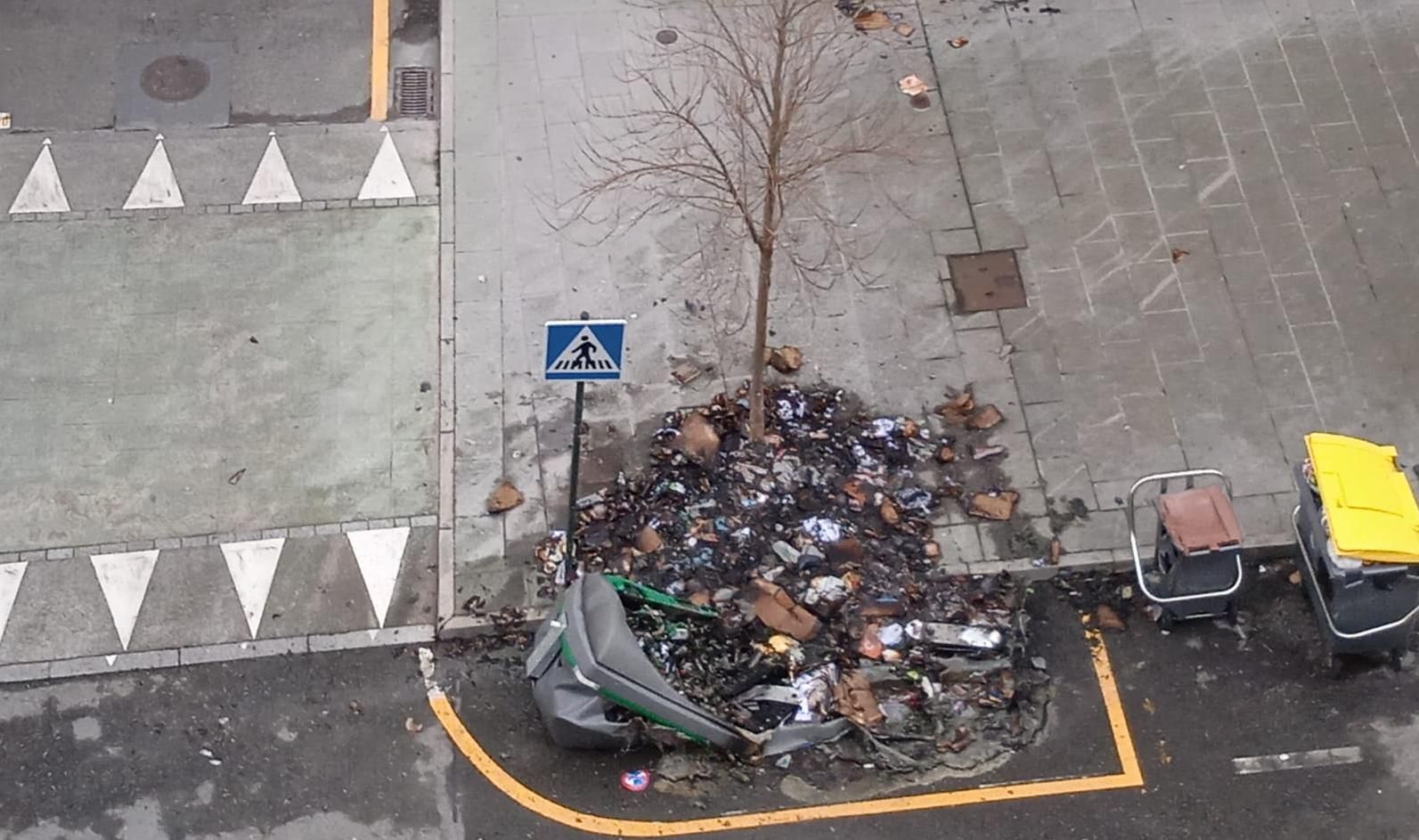 Contenedores quemados esta mañana en la calle Alcalde Peña y María de Llano, en O Ventorrillo.