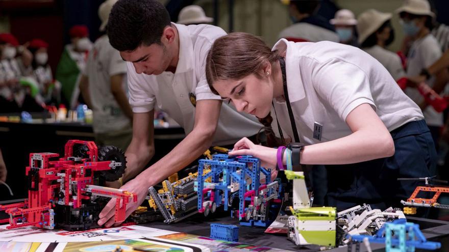 Dos alumnos participan en una de las últimas ediciones de la First Lego League Challengue.