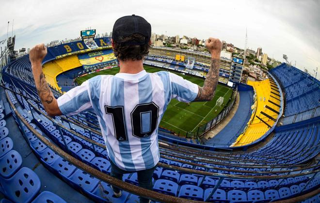 Un fanático de la leyenda del fútbol argentino Diego Maradona posa antes del partido de fútbol Copa Diego Maradona 2020 entre Boca Juniors y Newells Old Boys en el estadio La Bombonera de Buenos Aires.