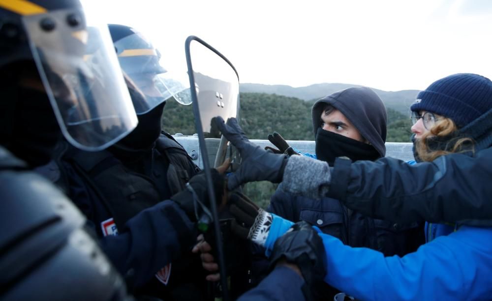 La Gendarmeria francesa retira els manifestants de