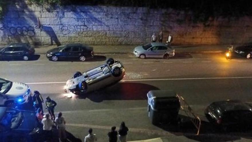 Así quedó el coche tras colisionar con otro que estaba estacionado en Chapela.