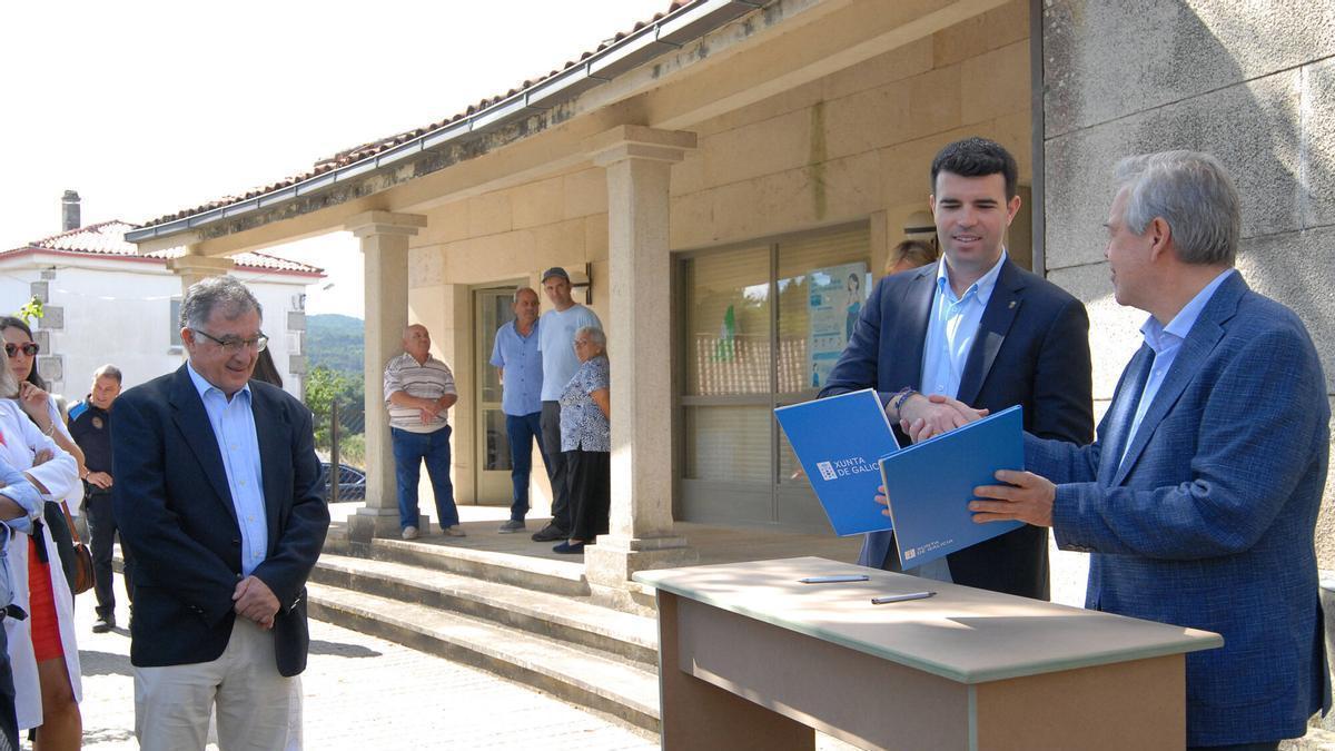 Gonzalo Louzao y Antonio Gómez Caamaño firman el convenio para reformar el centro de salud de Oca.