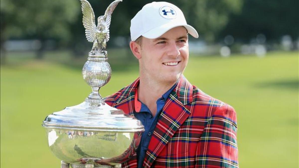 Jordan Spieth posa con el trofeo de ganador del Colonial, en Texas