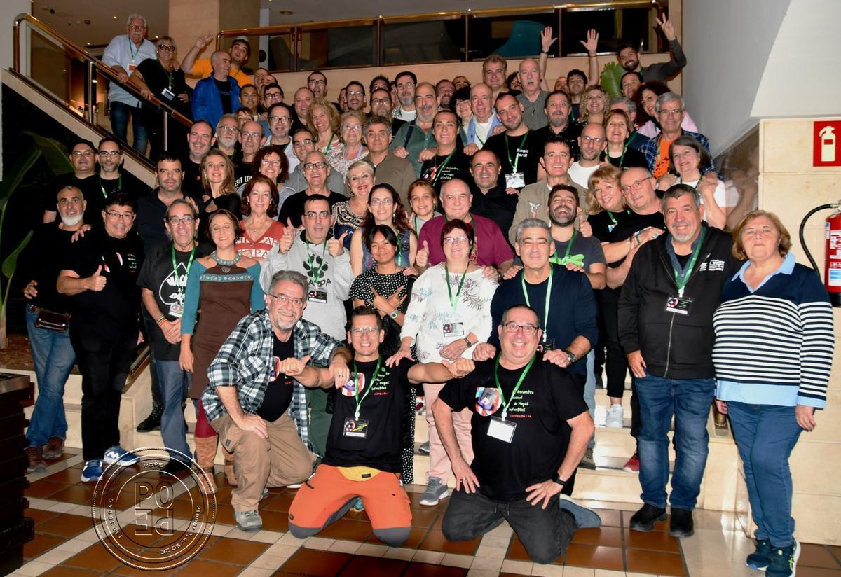 Foto de familia de los magos y asistentes al congreso.