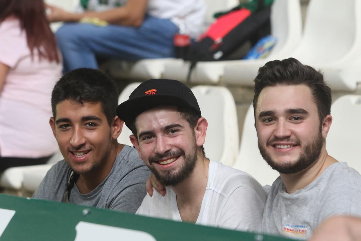 Aficionados en el encuentro de Copa del Rey