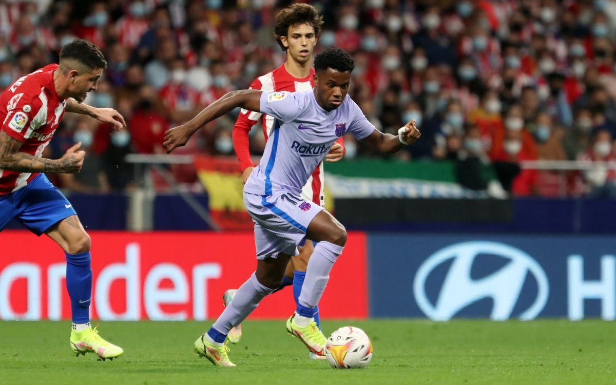 Ansu Fati se escapa de Giménez ante la mirada de Joao Felix en el Atlético-Barça.