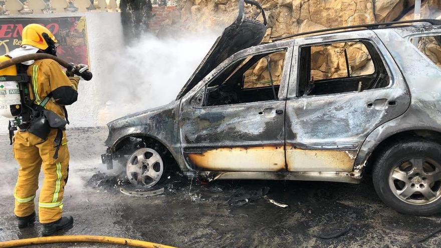 Arde un coche de alta gama en la N-332 en Calp