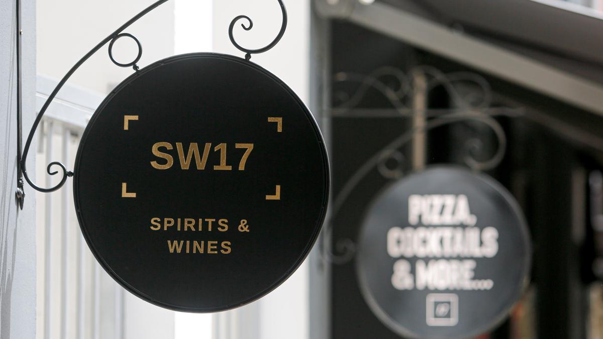 La tienda de vinos y licores SW17 está situada en la Calle San Vicente de Santa Eulalia en Ibiza