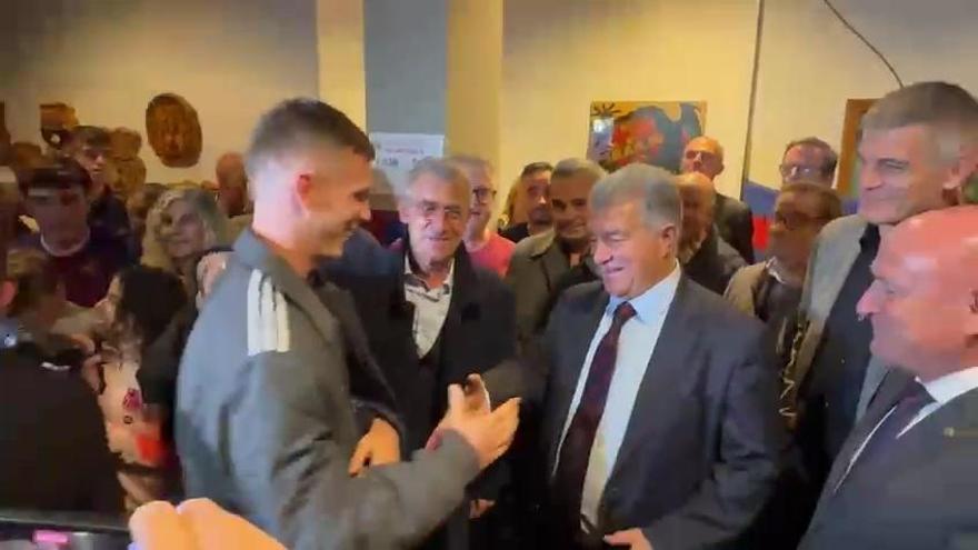 El abrazo de Dani Olmo con el presidente Laporta.