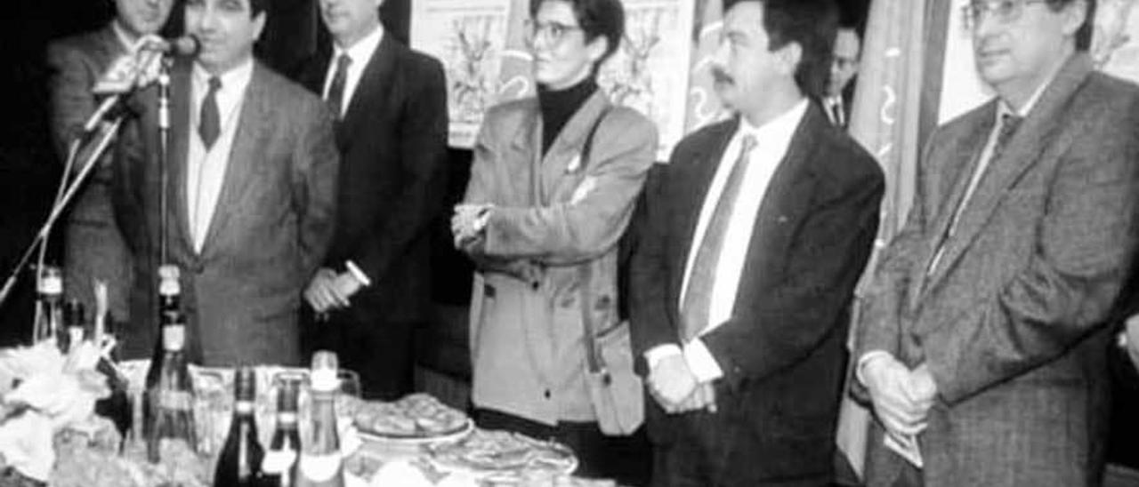 De derecha a izquierda, Manolo de la Cera, Santiago Pérez, alcalde de Tineo, la periodista María Escario, el hostelero Argimiro Antón, Manolo Linares y Rafael Secades, durante la presentación de unas jornadas gastronómicas en Tineo en Casa Conrado.