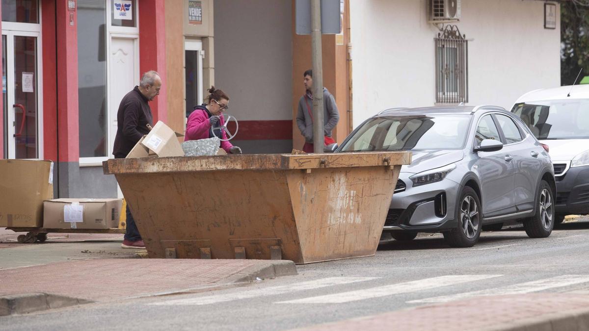 Neteja en un comerç d’Algemesí, en una imatge d’arxiu