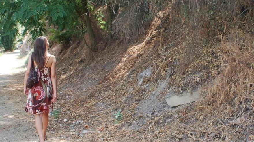 Una joven pasea por la margen izquierda del Duero.