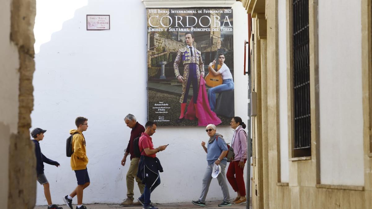 Exposición de Antonio Cabello, en la fachada del Museo Taurino.