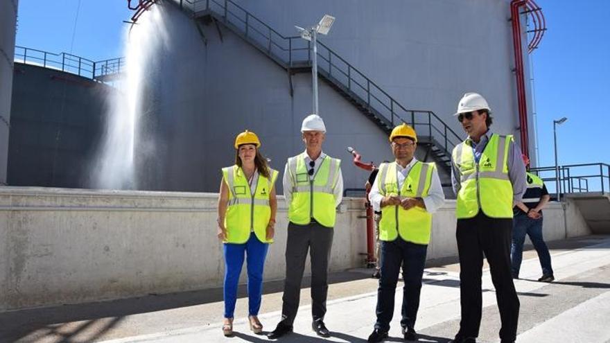 Miguel Ángel Heredia con responsables de la empresa OID en el Puerto de Málaga.