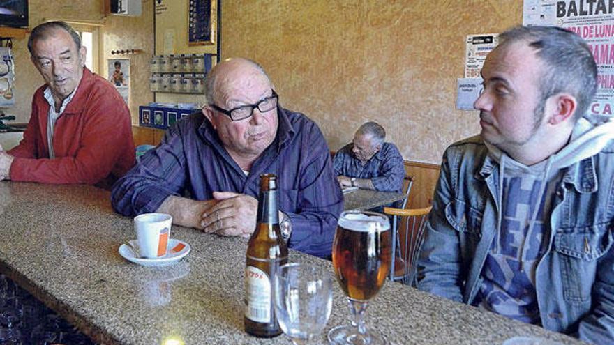 Clientes del bar situado junto a la Casa do Concello de Os Blancos.  // Brais Lorenzo