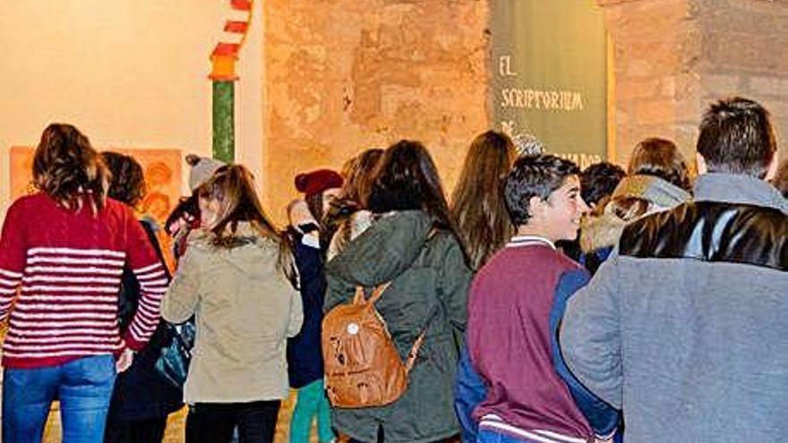 Alumnos visitando el Centro de Interpretación del Beato, en Tábara.