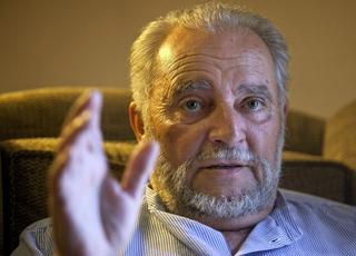 Julio Anguita, ingresado por problemas de corazón