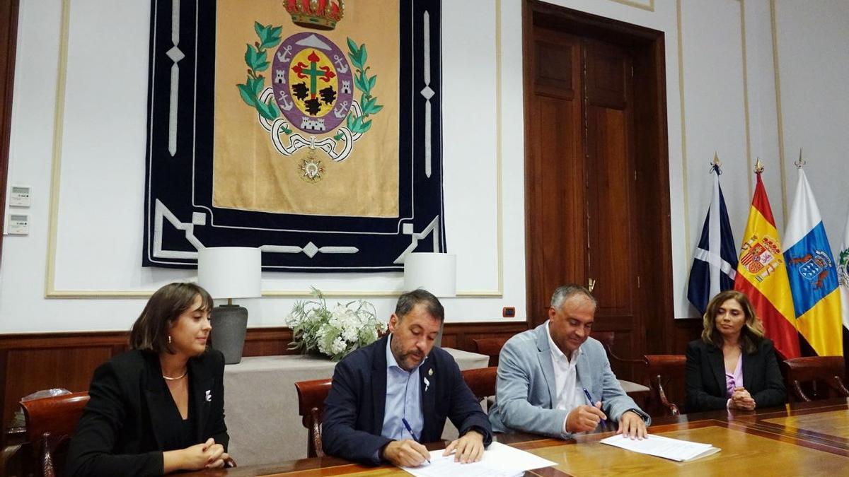 Momento de la firma del acuerdo entre el Ayuntamiento de Santa Cruz de Tenerife e HiperDino