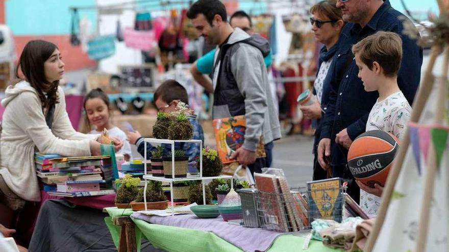 Un mercadillo solidario organizado en Mieres para la obtención de fondos.