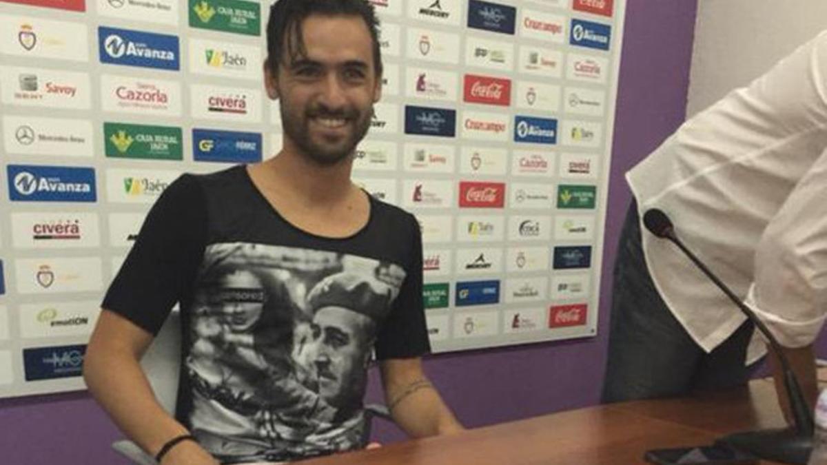 Nuno Silva da el cante con una camiseta de Franco en su presentación con el Real Jaén