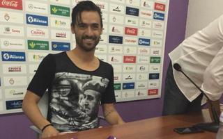 Nuno Silva da el cante con una camiseta de Franco