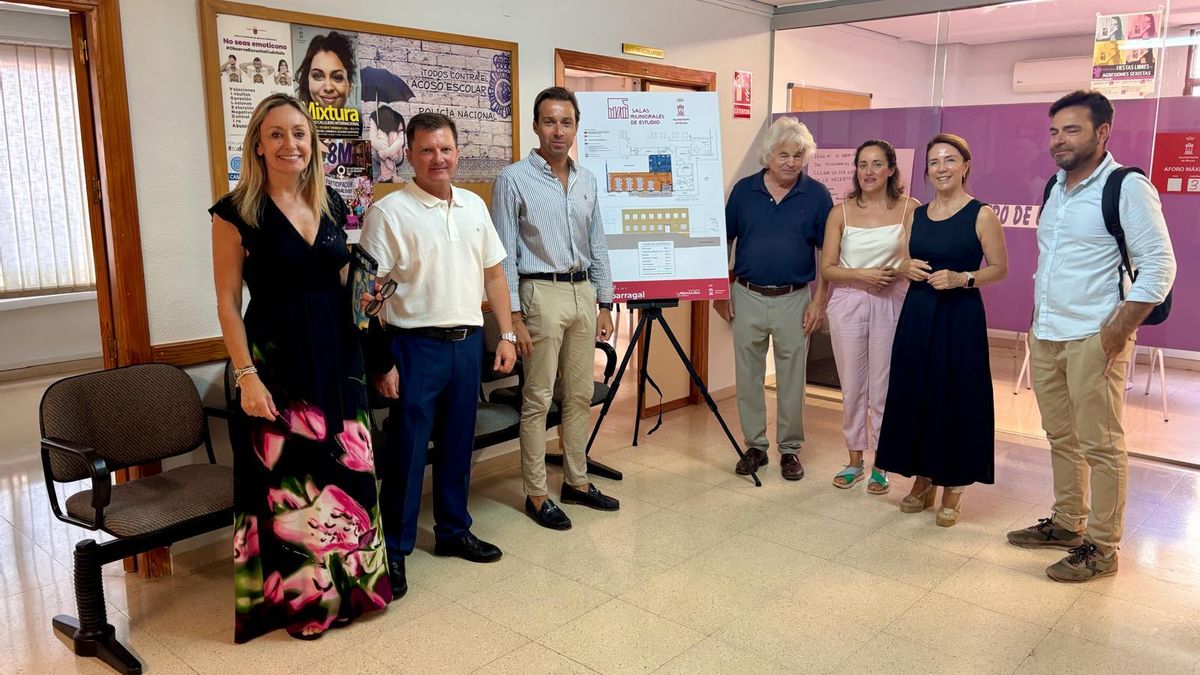 La edil Belén López (izq.) en la presentación de la sala de estudio del Esparragal.
