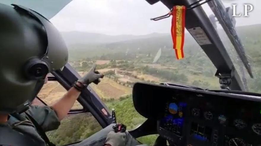 Los medios aéreos descargan agua sobre el fuego en el incendio forestal de Tenerife