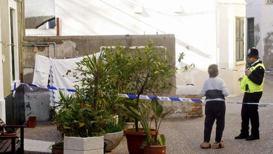 Un policía vigila la zona acordonada, ayer, en Gibraltar.