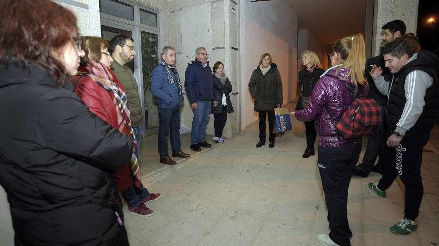 Celia Alonso se reunió ayer con los vecinos del edificio Casal da Torre. // Bernabé/Javier Lalín